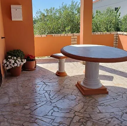 Gostinjska kuća Lucia 3*