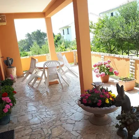 Pensiune Lucia Mundanije